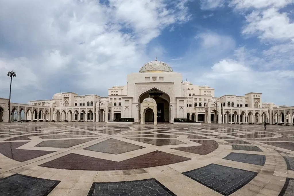 With great shopping, amazing culture and a range of international restaurants, Abu Dhabi is a great choice for expats