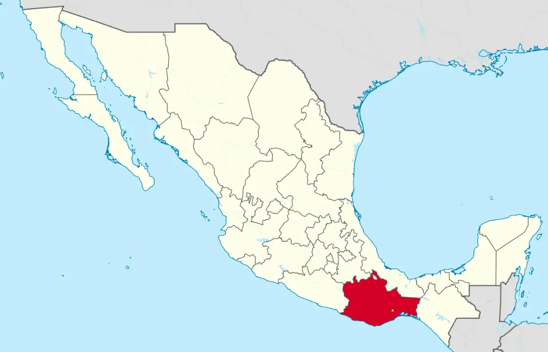 Map of Mexico highlighting Oaxaca state in red on the southern coast.