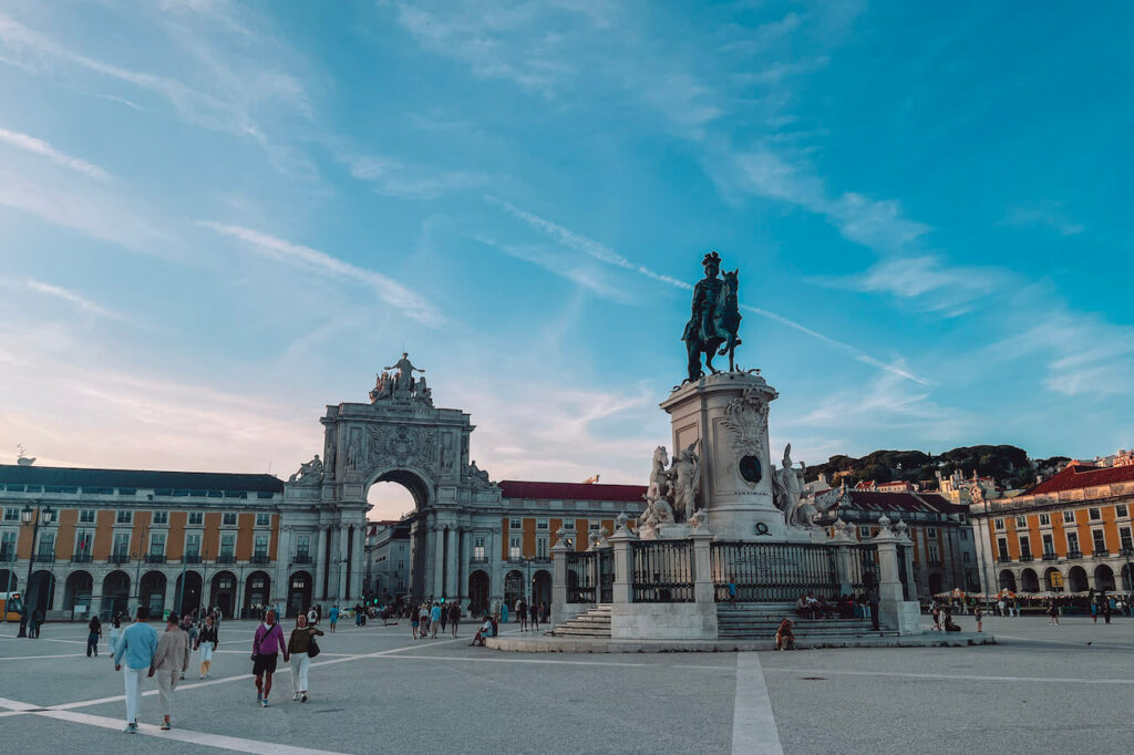 Wide view of Praça do Comércio with the Arco da Rua Augusta and statue of King José I under the evening sky – a central square to visit on a 2-day Lisbon itinerary.