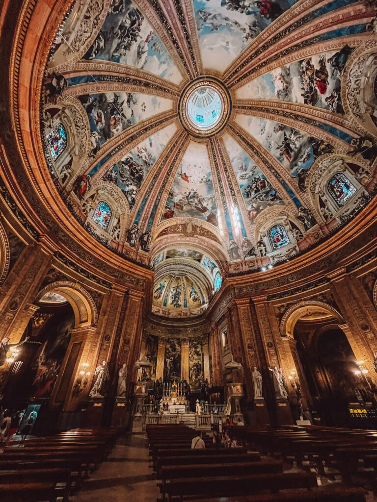 Ornate domed ceiling with frescoes and stained-glass windows inside Basílica de San Francisco el Grande in Madrid – a cultural highlight to include on a 2-day Madrid itinerary.