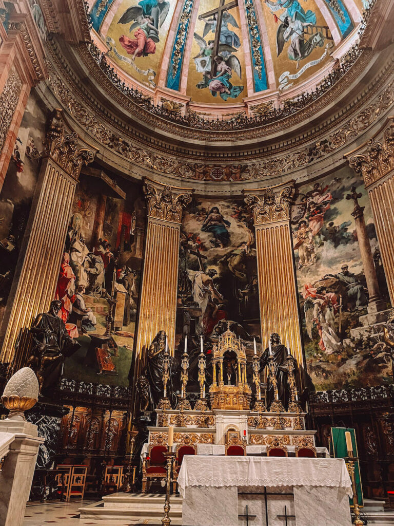Close-up view of the elaborate altar and frescoes inside Basílica de San Francisco el Grande – a must-see stop for a first-time visit to Madrid.